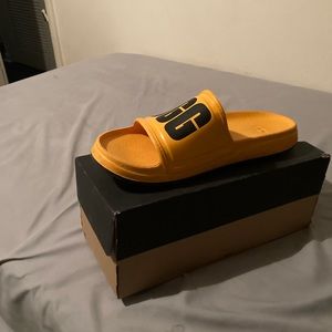 these are my ugg Wilcox slide never been worn but 1 time good for the summer.